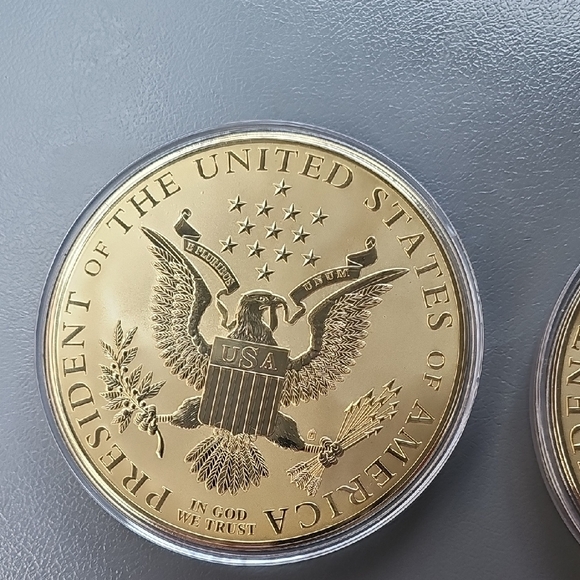 Big Gold Commemorative Coins with Presidential Portraits - Picture 4 of 7